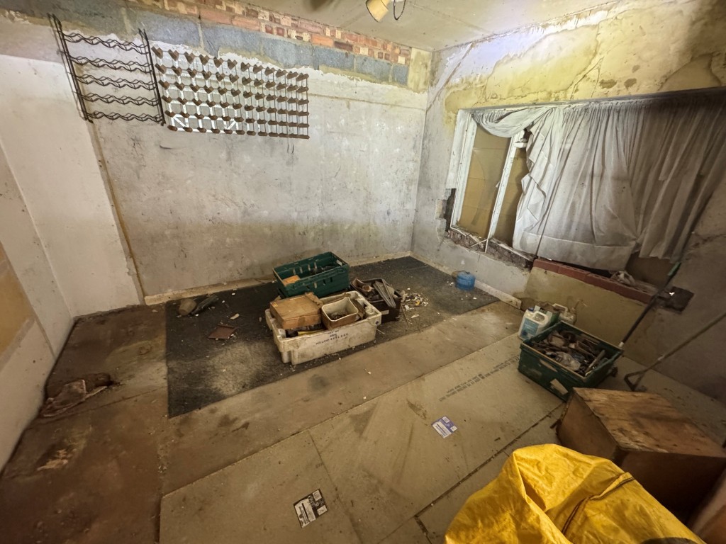 Lot: 16 - FIVE-BEDROOM HOUSE FOR TOTAL REFURBISHMENT WITH POTENTIAL PLOT - Dining room
